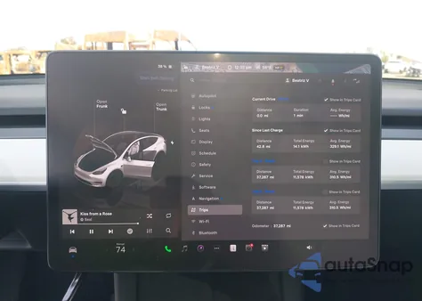 2023 Tesla Model Y Awd/Long Range Dual Motor All-Wheel Drive z USA, uszkodzony, nr VIN 7SAYGAEE9PF887623
